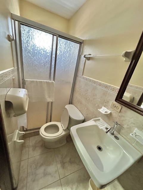 Classic Double Room, 1 Double Bed, Non Smoking | Bathroom | Shower, towels