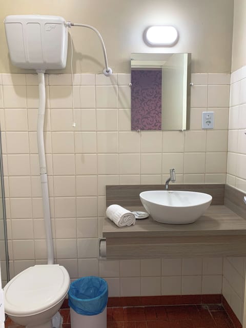 Economy Double Room Single Use | Bathroom | Shower, hair dryer, bidet, towels