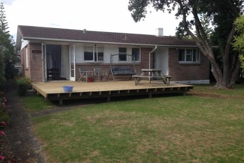Cosy kiwi bach with large deck to enjoy outdoor living