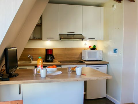 Table, Furniture, Property, Building, Cabinetry, Kitchen, Shelving, Wood, Countertop