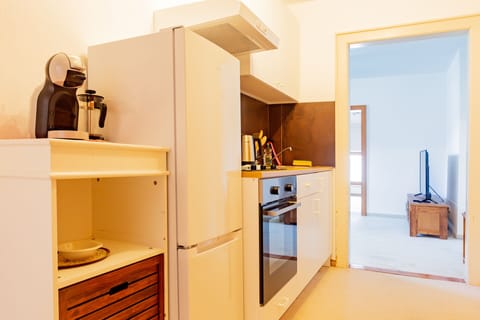 Standard Apartment, 1 King Bed, Kitchenette | Private kitchen