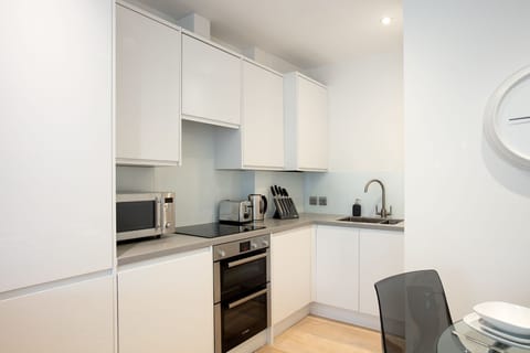 Comfort Apartment, 2 Bedrooms, Non Smoking | Private kitchen | Full-size fridge, microwave, oven, stovetop