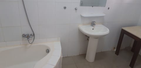 Family Room | Bathroom | Free toiletries, bathrobes, bidet, towels