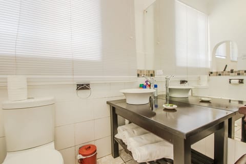 King/Twin ensuite Room 3 | Bathroom | Shower, hair dryer, towels