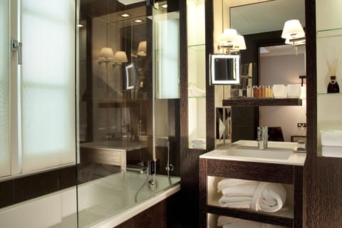 Deluxe Double or Twin Room (Spa & Fitness access) | Bathroom | Designer toiletries, hair dryer, bathrobes, slippers