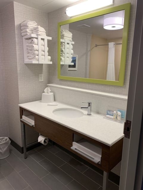 Combined shower/tub, free toiletries, hair dryer, towels