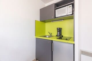 Double Studio | Private kitchen | Fridge, microwave, stovetop, coffee/tea maker