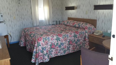 Standard Single Room | Blackout drapes, iron/ironing board, free WiFi, bed sheets