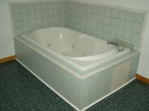 Deep soaking bathtub