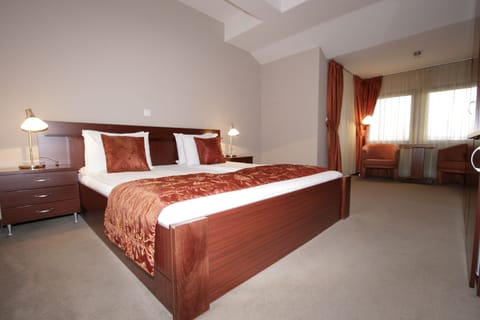 Superior Double Room | Minibar, in-room safe, desk, iron/ironing board