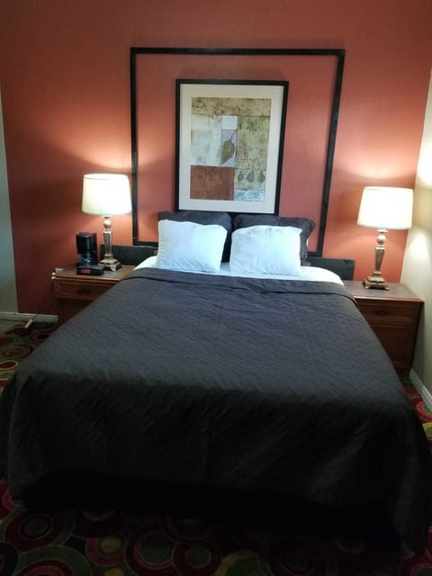 Standard Room, 1 Queen Bed | Individually decorated, individually furnished, laptop workspace