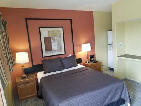 Standard Room, 1 Queen Bed | Individually decorated, individually furnished, laptop workspace