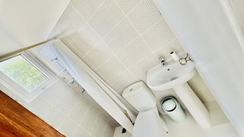 Luxury Apartment, Multiple Beds | Bathroom | Deep soaking tub, free toiletries, hair dryer, towels