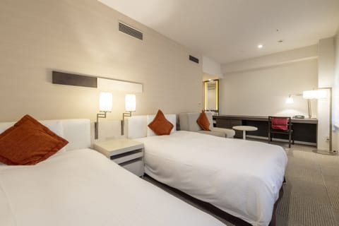 Universal Room with Extra Bed, Non Smoking | In-room safe, soundproofing, free WiFi, bed sheets