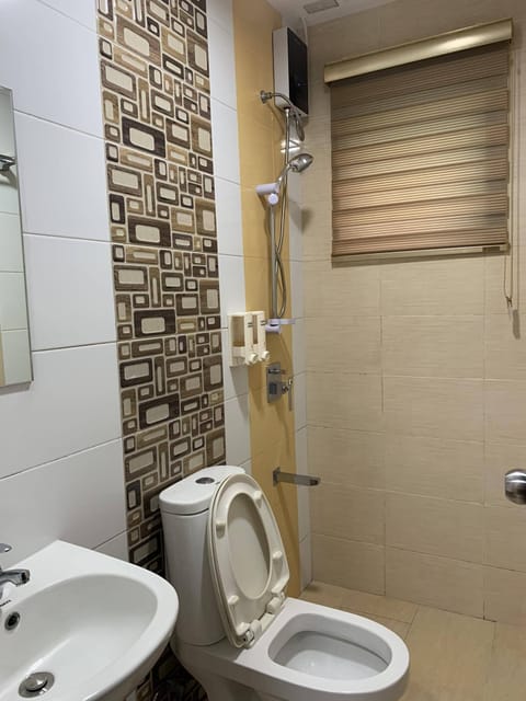 Deluxe Room | Bathroom | Shower, bidet, towels