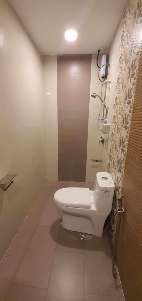 Premier Room | Bathroom | Shower, bidet, towels