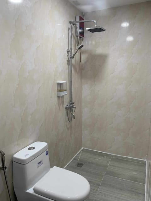 Premier Room | Bathroom | Shower, bidet, towels