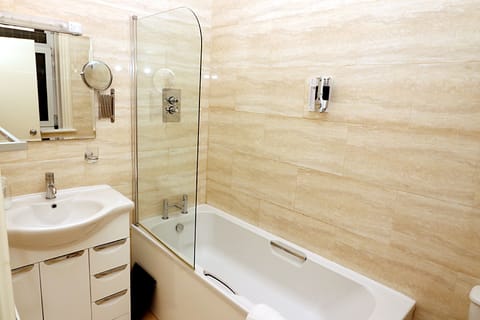 Deluxe Quadruple Room, Multiple Beds | Bathroom | Free toiletries, hair dryer, towels