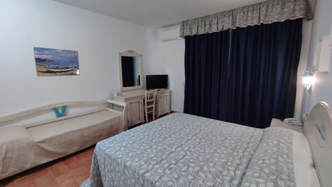 Comfort Triple Room | Minibar, in-room safe, individually decorated, individually furnished