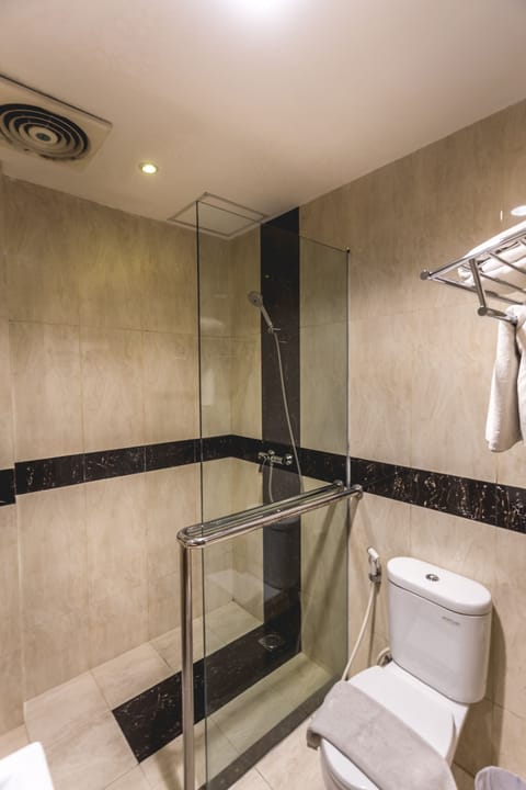 Standard Double Room | Bathroom | Shower, towels