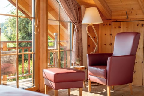 Chalet, 2 Schlafzimmer, Whirlpool, Sauna (Garten-Chalet) | 1 bedroom, minibar, in-room safe, blackout drapes