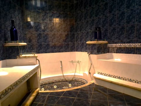 Exclusive Suite, 1 King Bed, Non Smoking | Bathroom | Free toiletries, hair dryer, towels