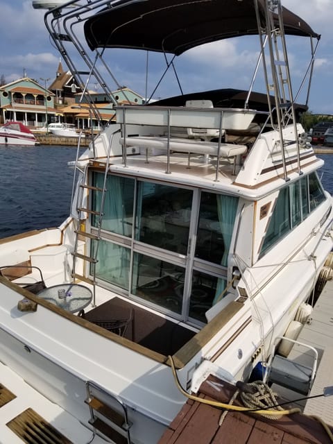 House Boat | Individually decorated, individually furnished, desk, laptop workspace