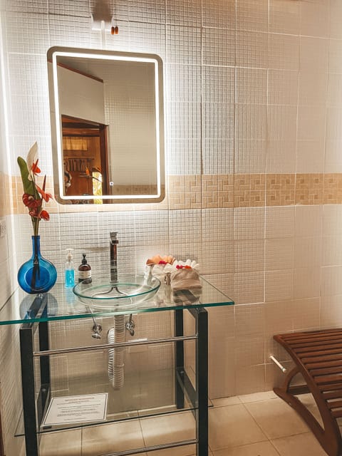 Deluxe Queen Suite | Bathroom | Eco-friendly toiletries, towels, soap, shampoo