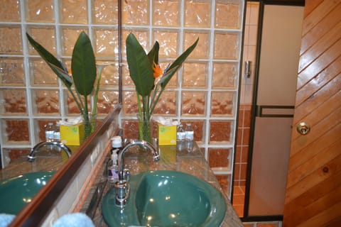 Deluxe Bungalow with Garden View | Bathroom | Eco-friendly toiletries, towels, soap, shampoo