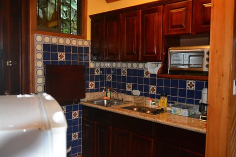 Deluxe Bungalow with Garden View | Private kitchen | Microwave, coffee/tea maker, electric kettle