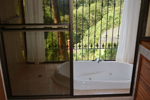 Deluxe Suite with Spa Bath | Private spa tub
