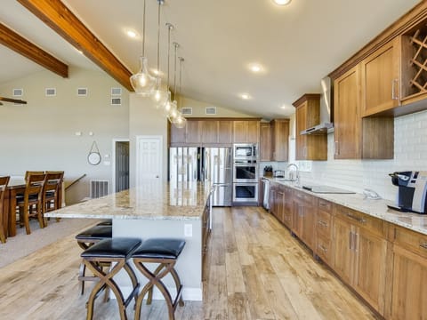 2 Refrigerators, 2 Ice Makers, 2 Dishwashers, Microwave, Double Convection Ovens