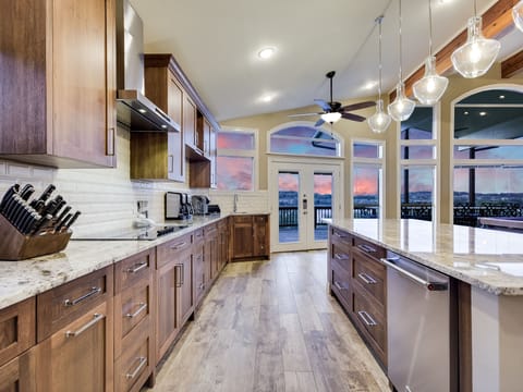 Well Equipped Kitchen with Everything You Need!