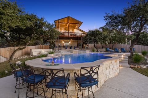 Swimming Pool With Swim-Up Bar, 11 Person Hot-Tub and Fire-Pit!