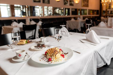 2 restaurants, breakfast, lunch, dinner served; international cuisine