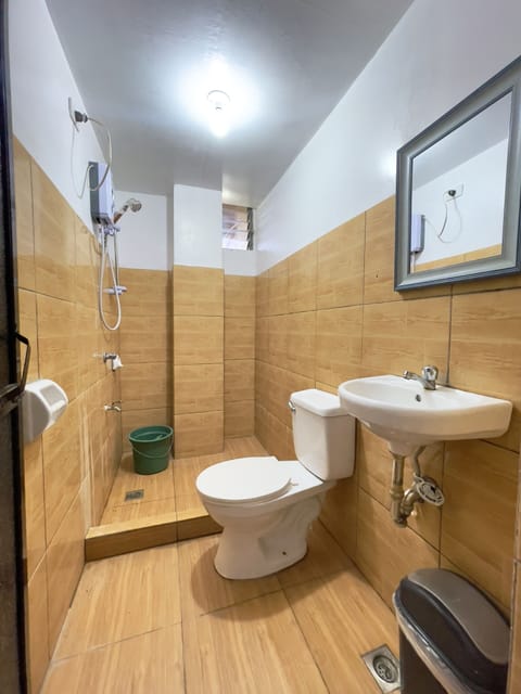 Basic Double Room | Bathroom | Shower, free toiletries, bidet, towels