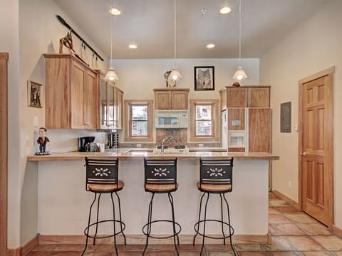 Condo, 3 Bedrooms, Non Smoking | Private kitchen | Fridge, microwave, oven, stovetop