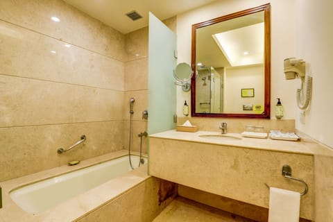 Executive Suite | Bathroom | Combined shower/tub, free toiletries, hair dryer, towels