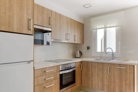 Studio (Apartment) | Private kitchen | Full-size fridge, microwave, oven, dishwasher