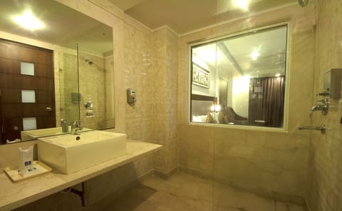 Deluxe Double or Twin Room, 1 King Bed | Bathroom | Combined shower/tub, rainfall showerhead, designer toiletries