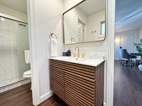 Bay inn - 8 Single King | Bathroom | Combined shower/tub, free toiletries, hair dryer, towels