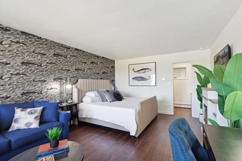 Bay Inn 7 - Single King | Premium bedding, down comforters, memory foam beds