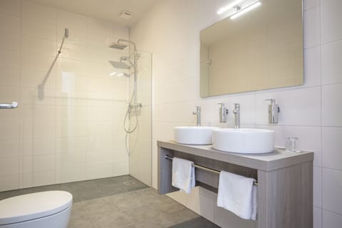 Family Suite | Bathroom | Eco-friendly toiletries, towels