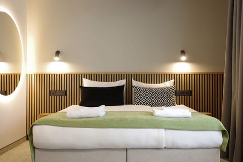 Standard Comfort room | Minibar, desk, soundproofing, iron/ironing board