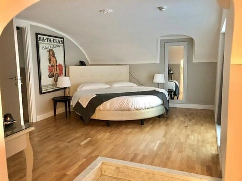 Egyptian cotton sheets, premium bedding, down comforters, minibar