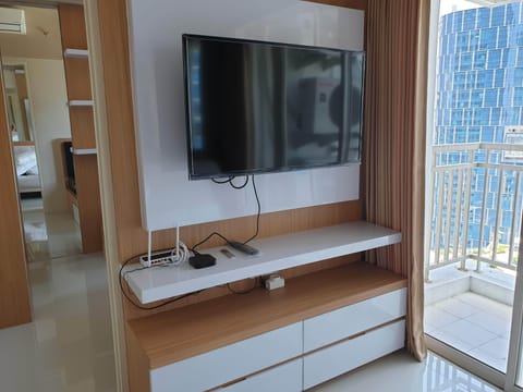 Family Apartment, 2 Bedrooms | Living room | 43-inch Smart TV with digital channels, TV, Netflix