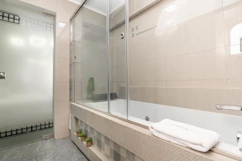 Deluxe Double Room | Bathroom | Shower, free toiletries, hair dryer, bidet