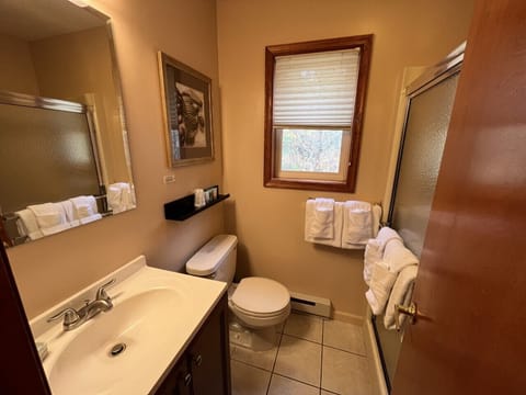 Deluxe Cottage, 1 Queen Bed with Sofa bed, Non Smoking, Fireplace | Bathroom | Shower, designer toiletries, hair dryer, towels