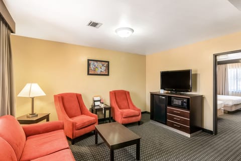 Suite – 2 Queens | Living area | 42-inch LCD TV with cable channels, TV