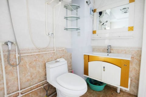 Design Suite | Bathroom | Shower, free toiletries, hair dryer, slippers